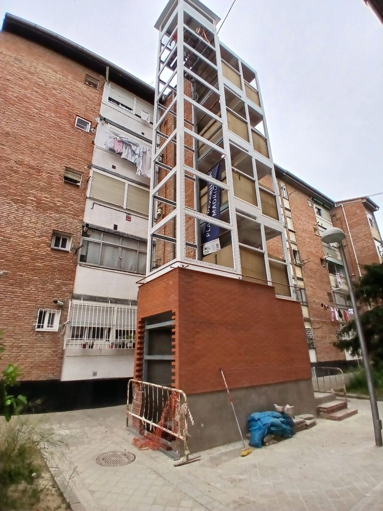 cuánto cuesta poner un ascensor en una comunidad de vecinos